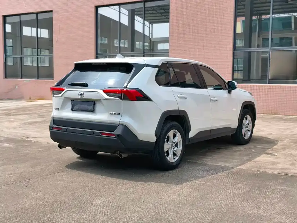 Toyota RAV4 — фото 9