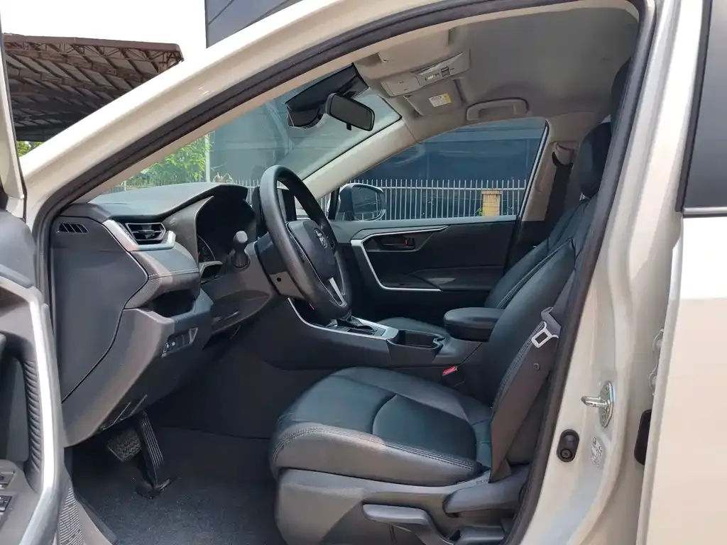 Toyota RAV4 — фото 6