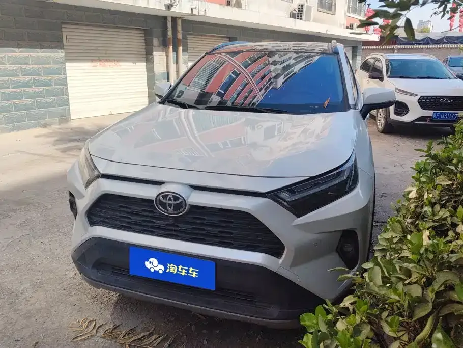 Toyota RAV4 — фото 1