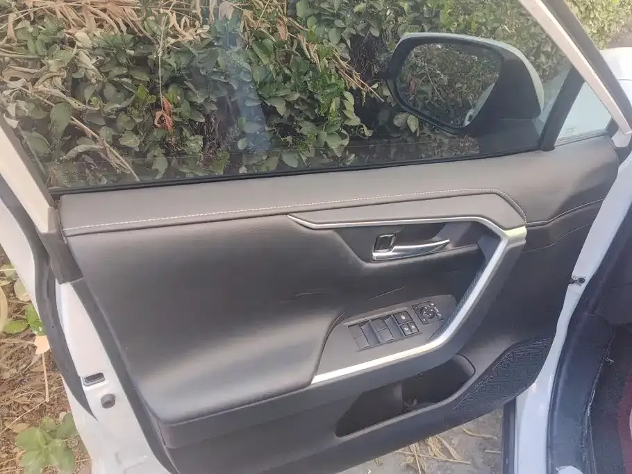 Toyota RAV4 — фото 10