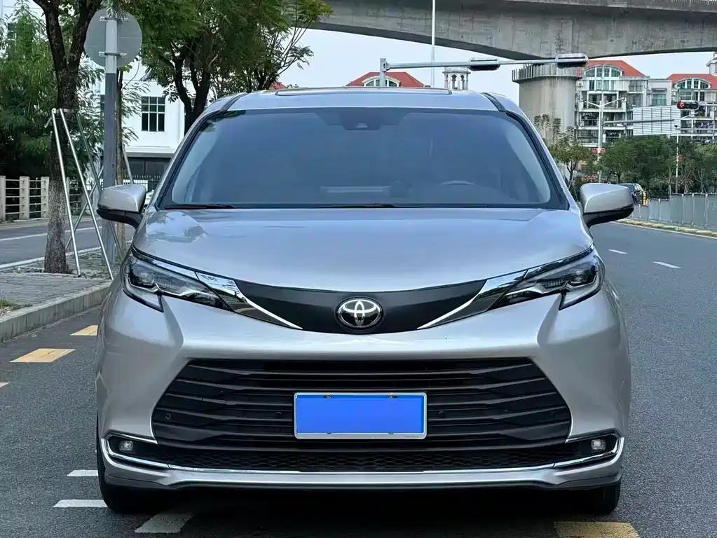 Toyota Sienna — фото 1