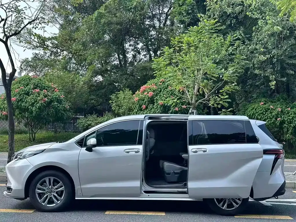 Toyota Sienna — фото 9
