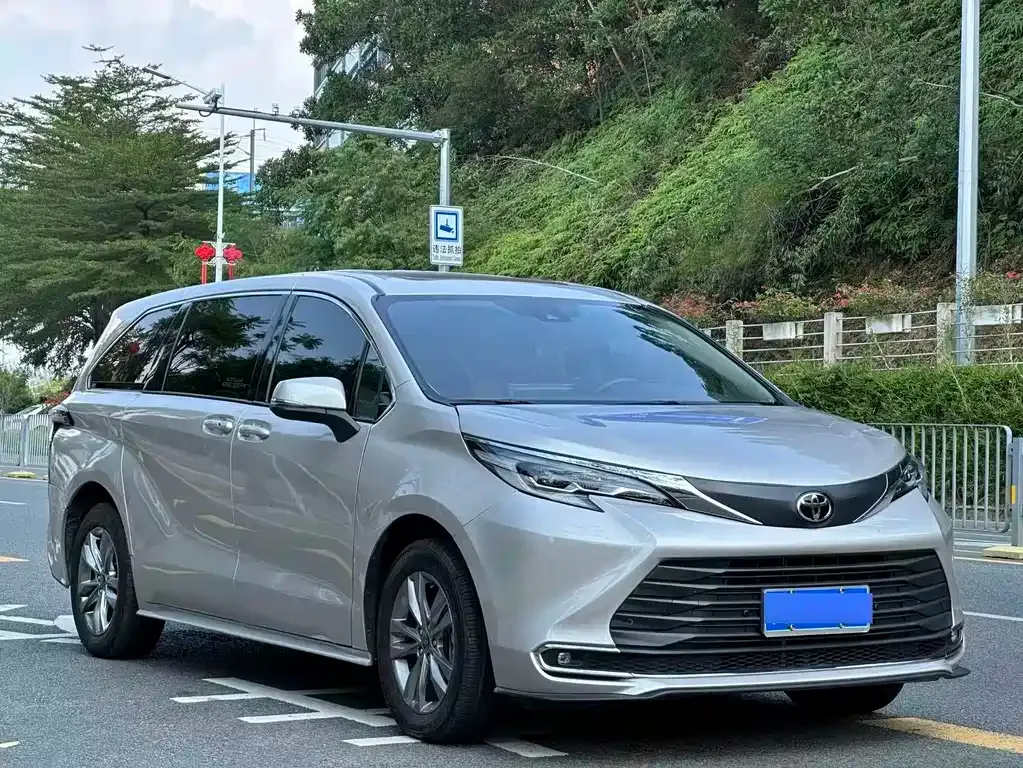Toyota Sienna — фото 8
