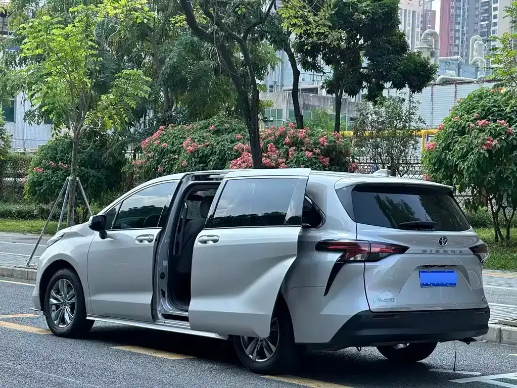 Toyota Sienna — фото 4