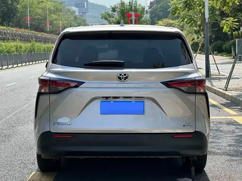 Toyota Sienna — фото 5