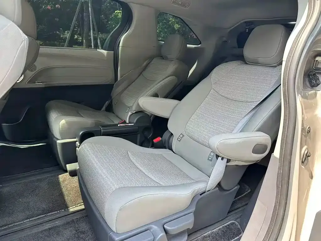 Toyota Sienna — фото 2