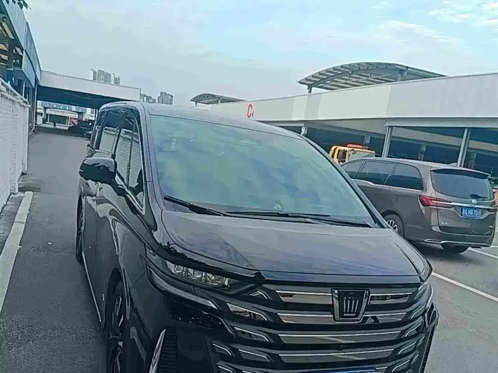Toyota Vellfire — фото 1