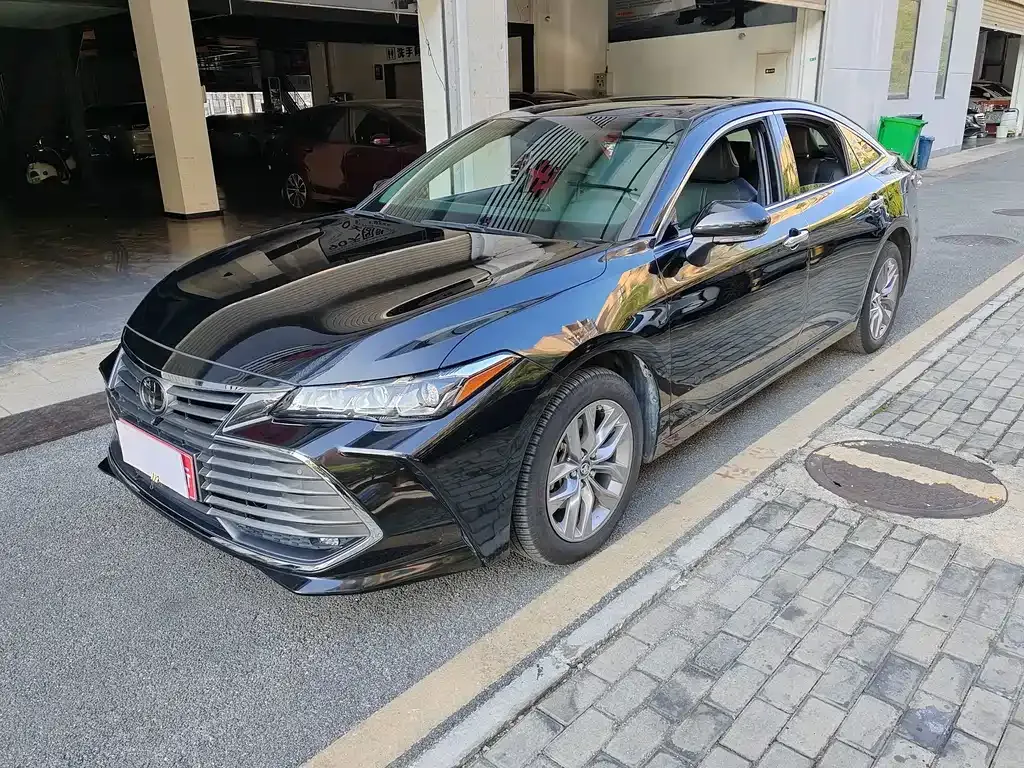 Toyota Avalon — фото 1