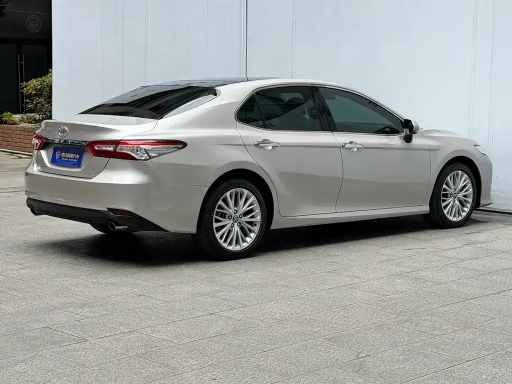 Toyota Camry — фото 2