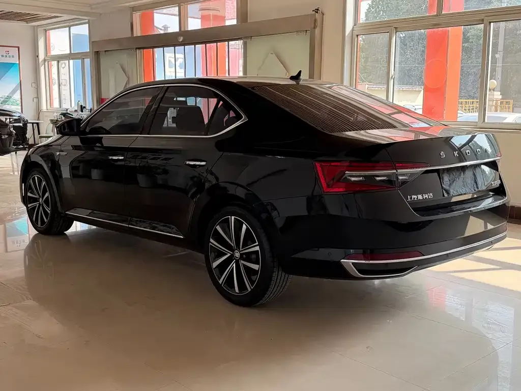 Skoda Superb — фото 10