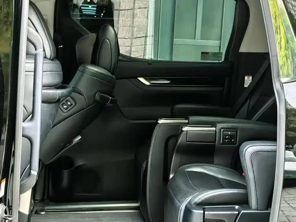 Toyota Vellfire — фото 2