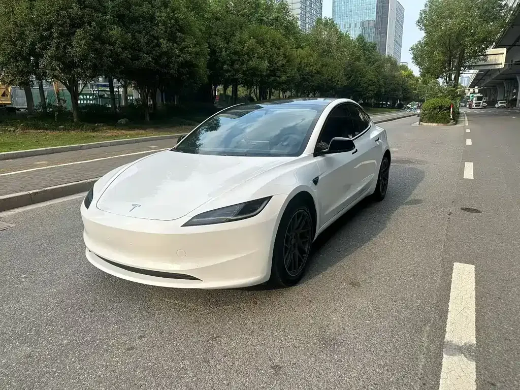 Tesla Model 3 — фото 1