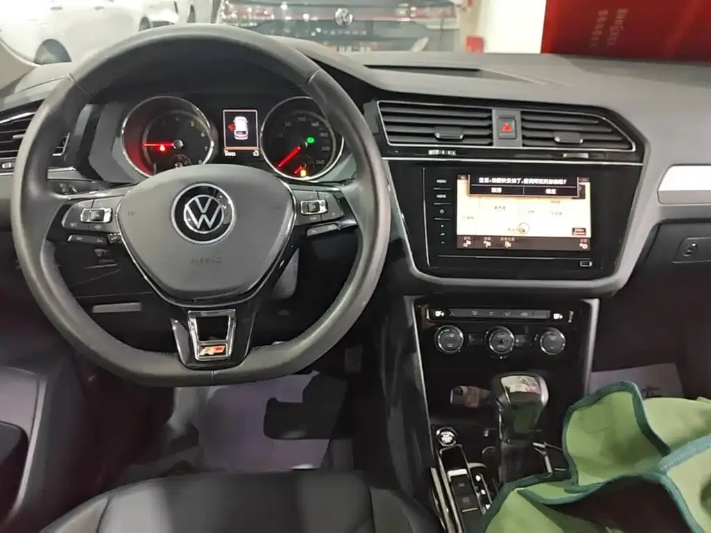 Volkswagen Tiguan L — фото 4