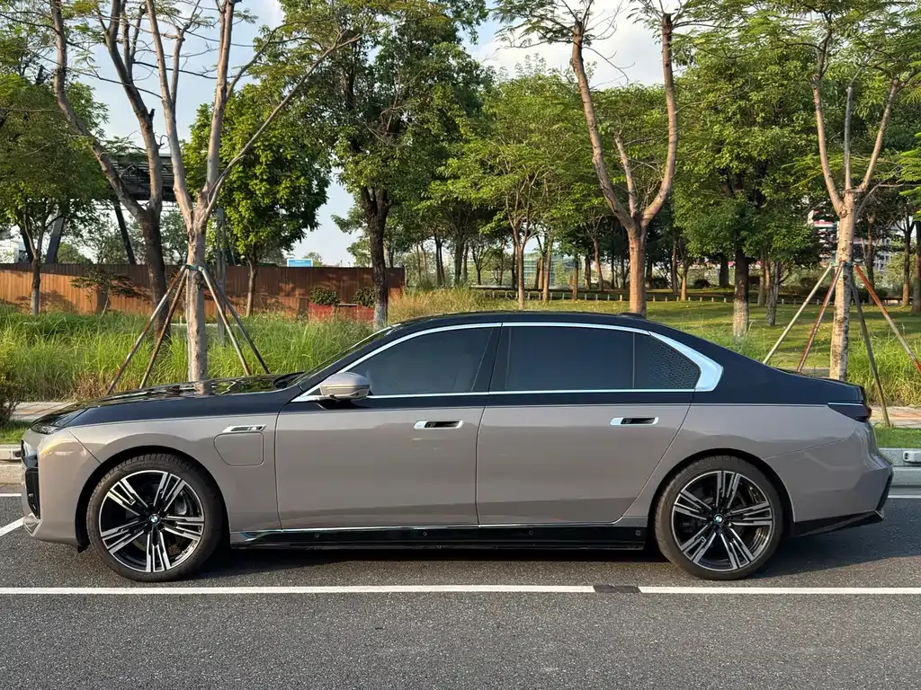 BMW i7 — фото 9