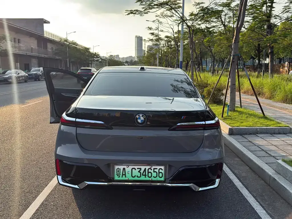 BMW i7 — фото 8