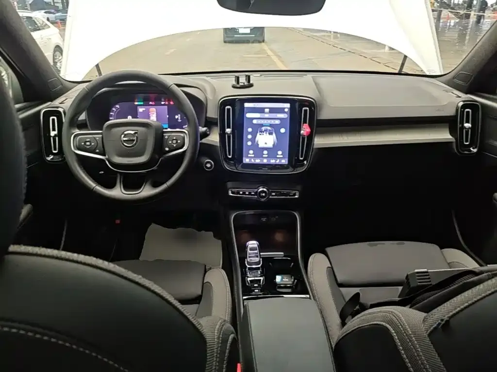 Volvo XC40 — фото 2