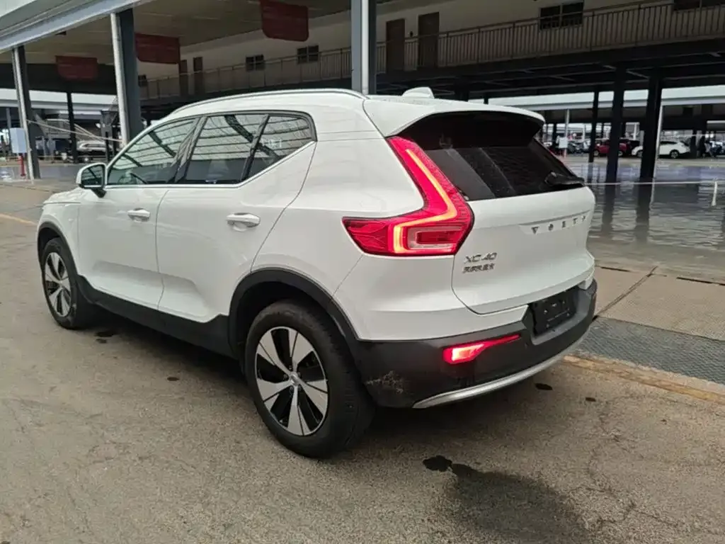 Volvo XC40 — фото 4
