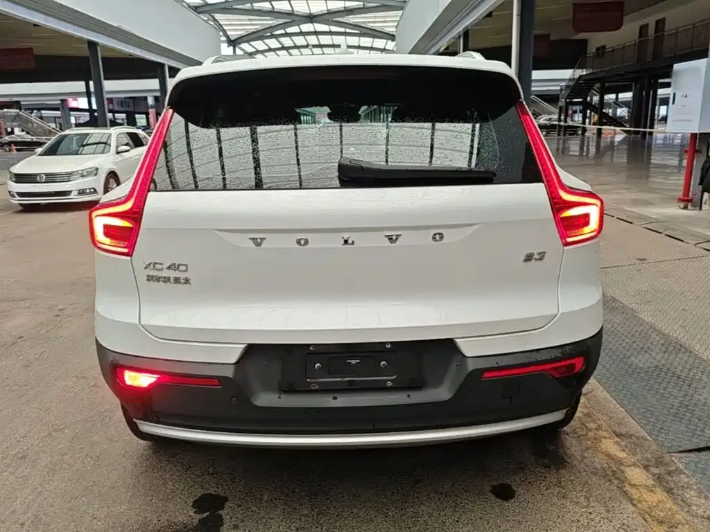 Volvo XC40 — фото 10