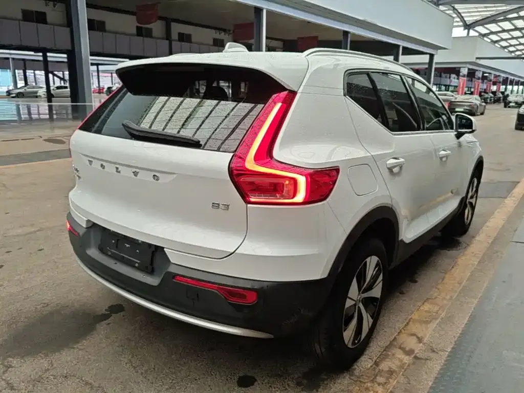 Volvo XC40 — фото 8