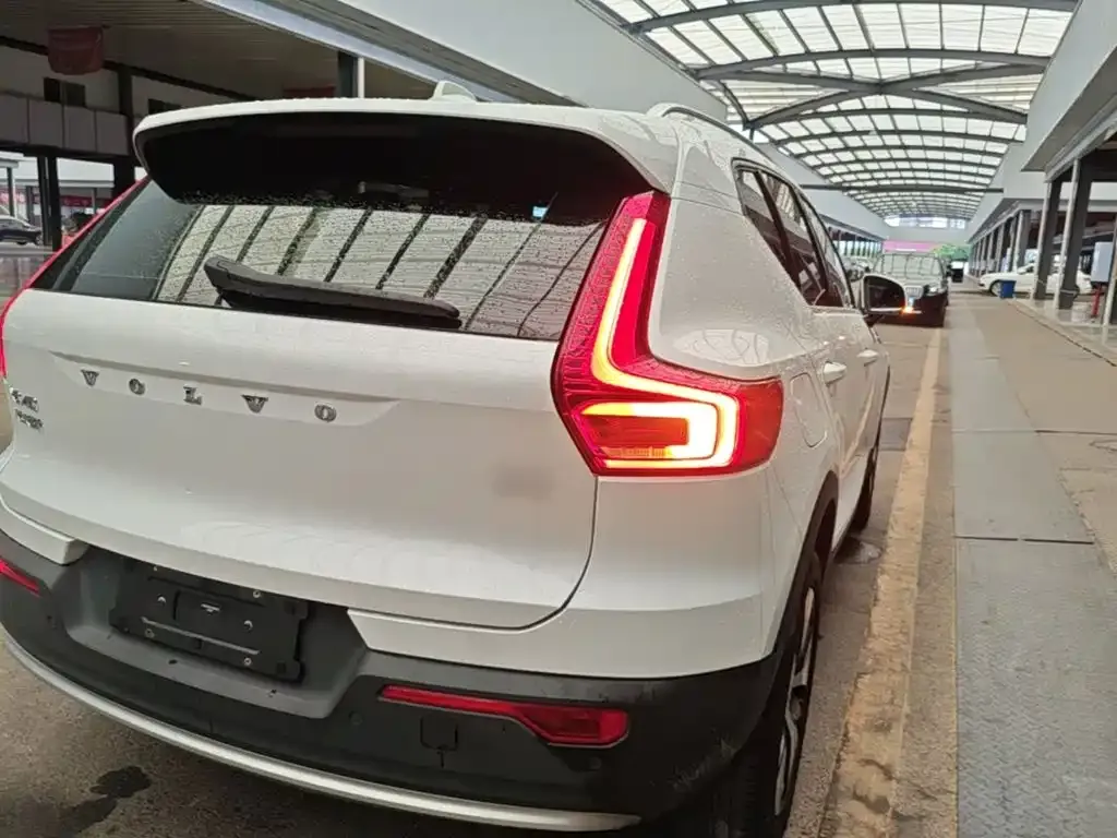 Volvo XC40 — фото 9
