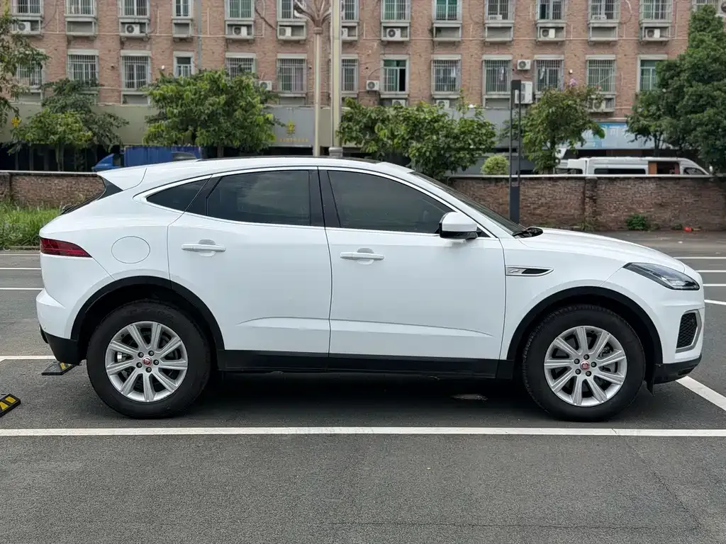 Jaguar E-PACE — фото 10