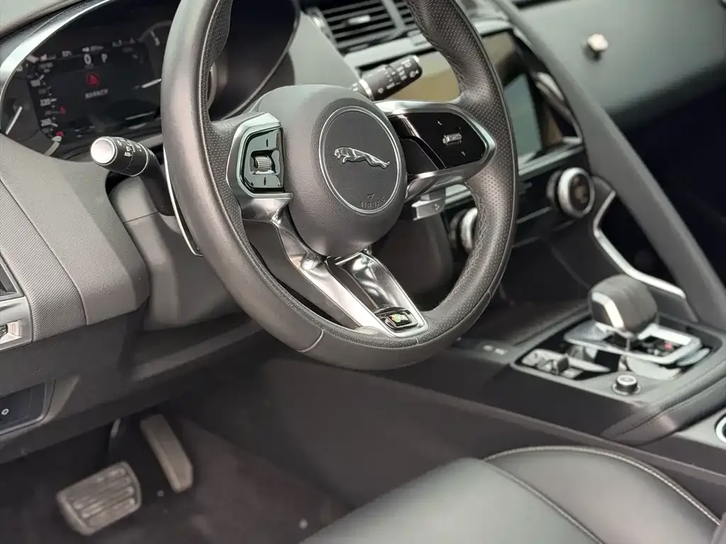 Jaguar E-PACE — фото 7