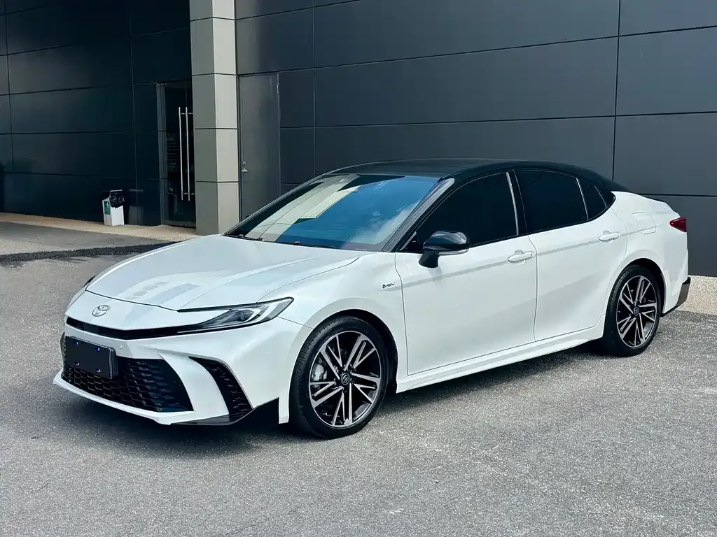 Toyota Camry — фото 1