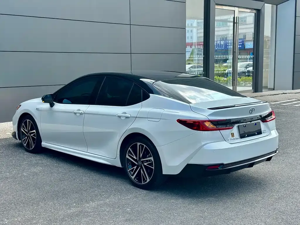 Toyota Camry — фото 7