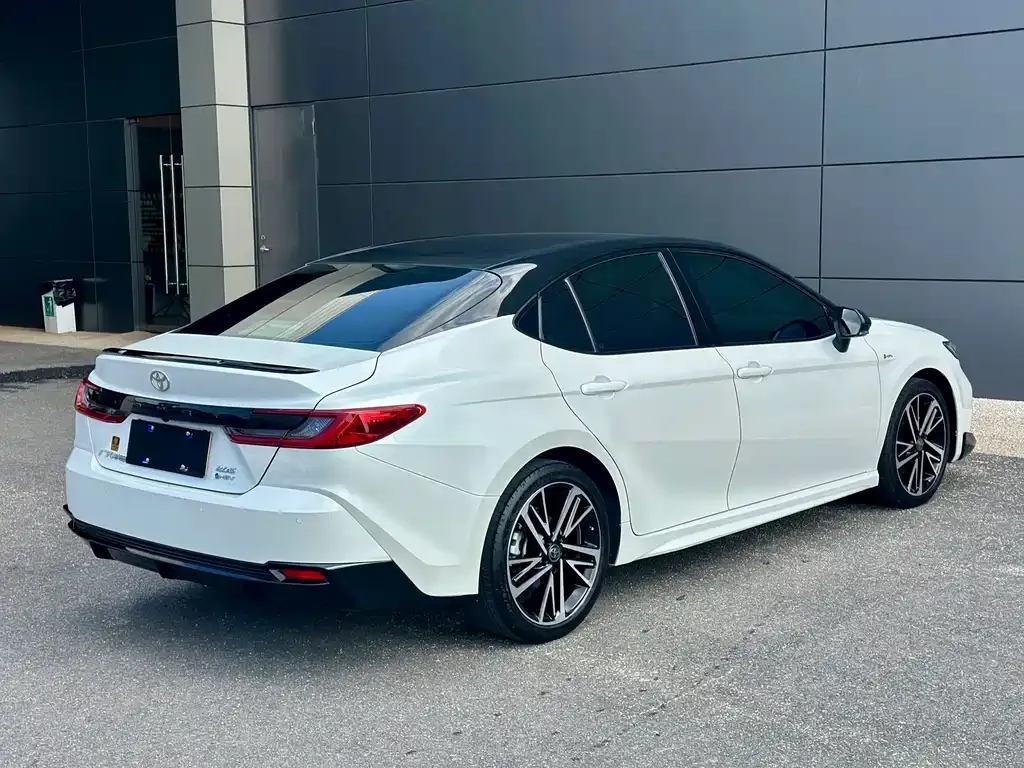 Toyota Camry — фото 9