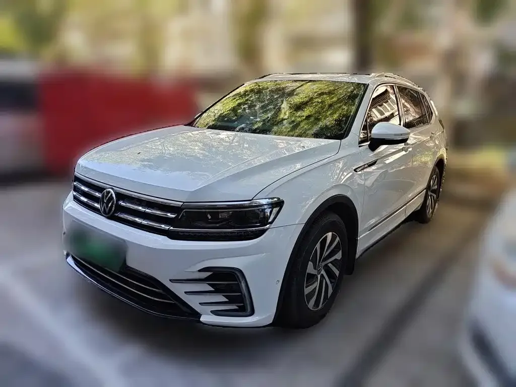 Volkswagen Tiguan L PHEV — фото 1