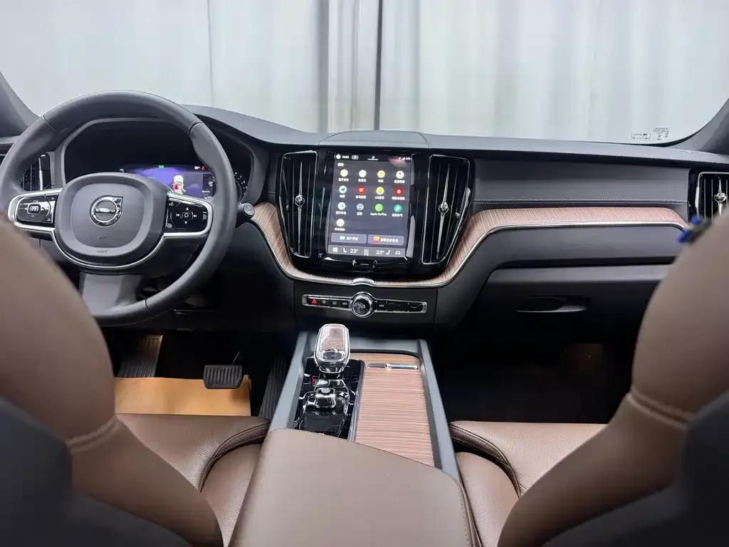 Volvo XC60 — фото 4
