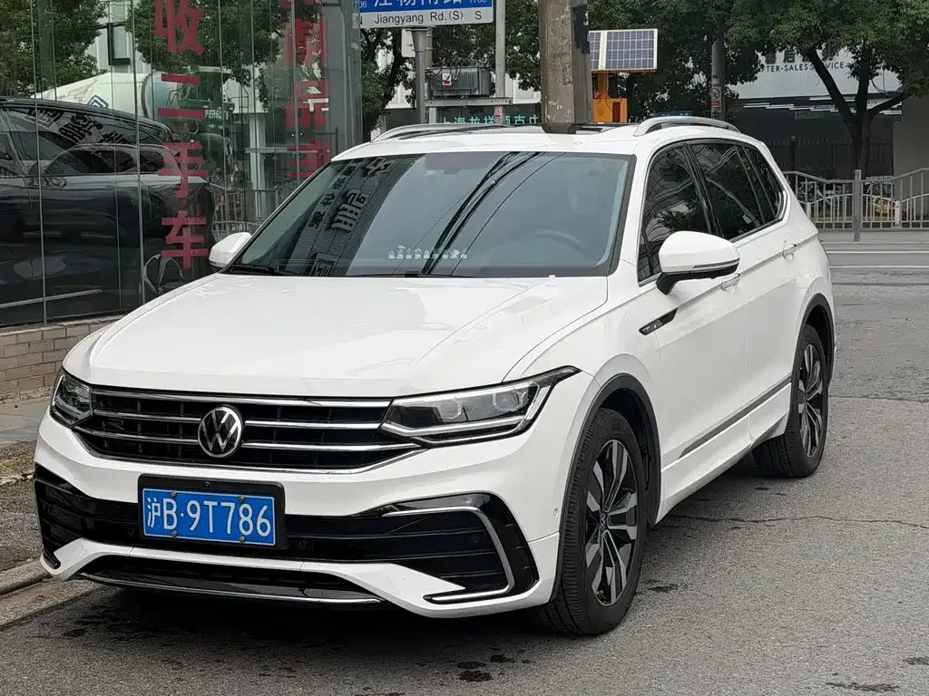 Volkswagen Tiguan L — фото 1