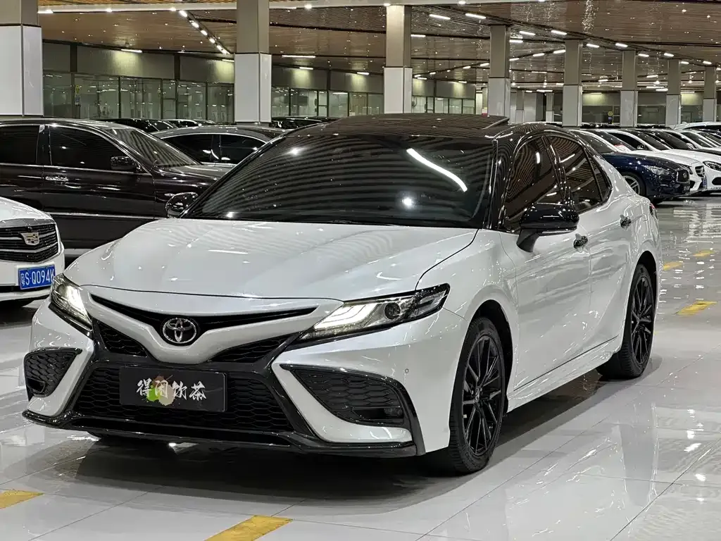 Toyota Camry — фото 1