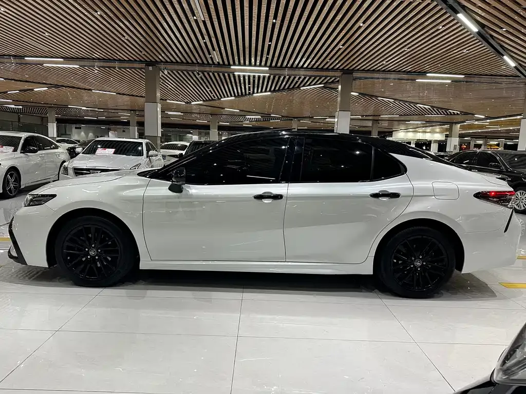 Toyota Camry — фото 5