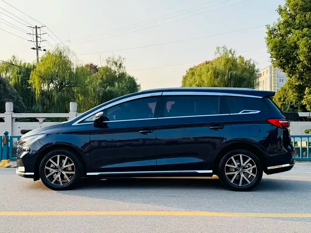 BYD MAX New Energy — фото 4