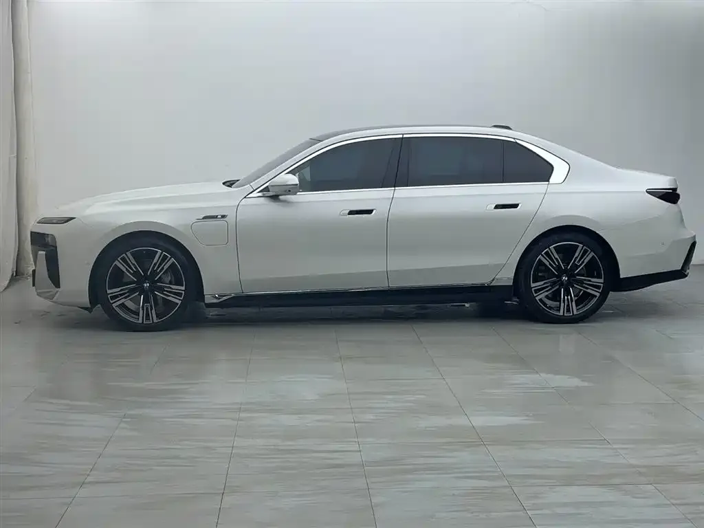 BMW i7 — фото 2