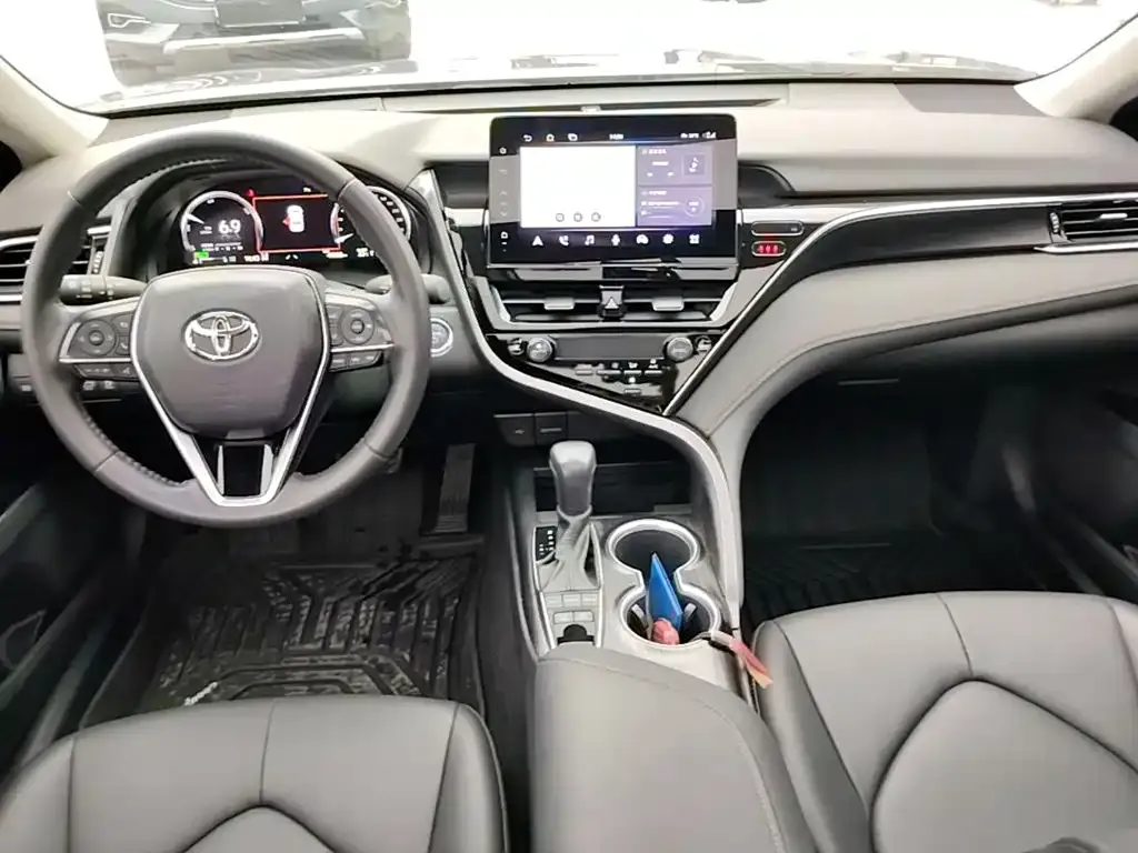 Toyota Camry — фото 7
