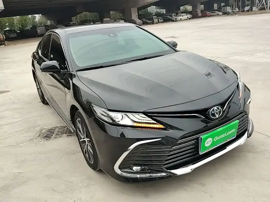 Toyota Camry — фото 1
