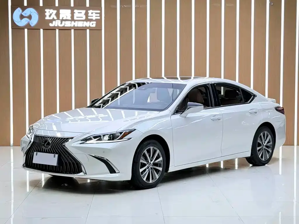 Lexus ES — фото 1