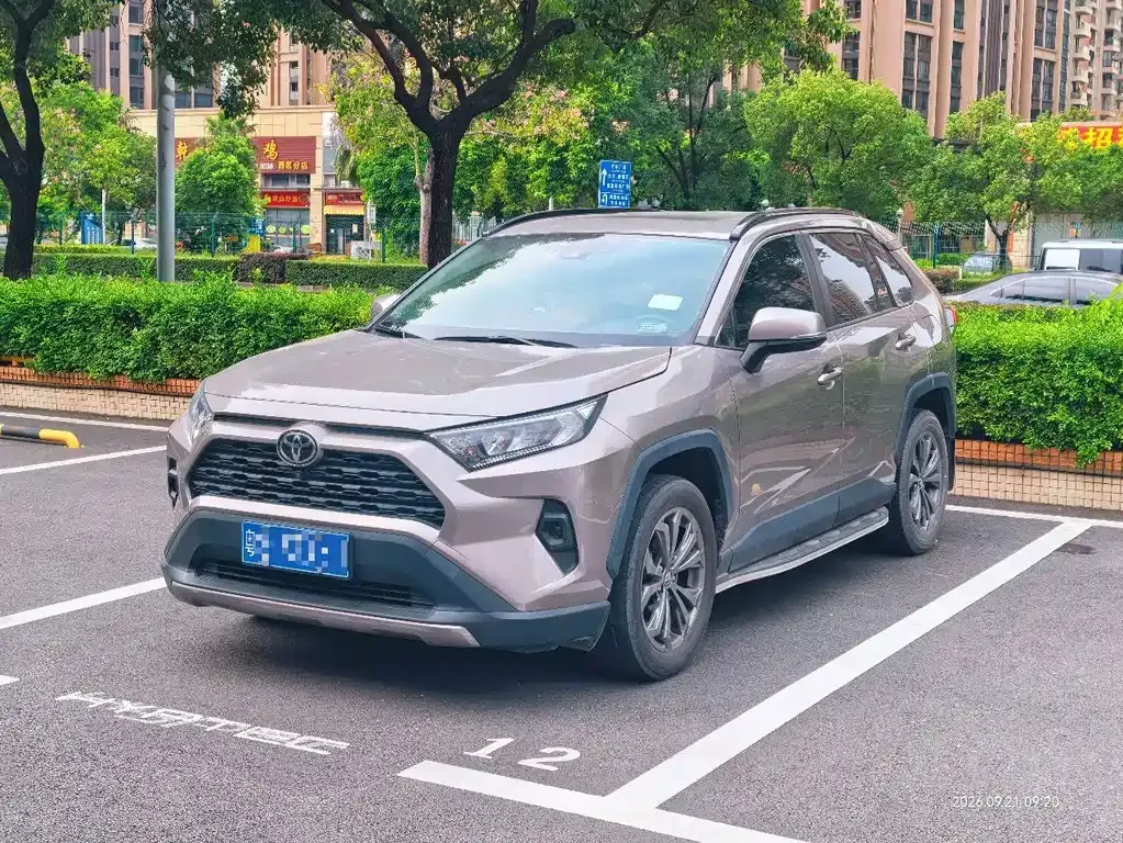 Toyota RAV4 — фото 1