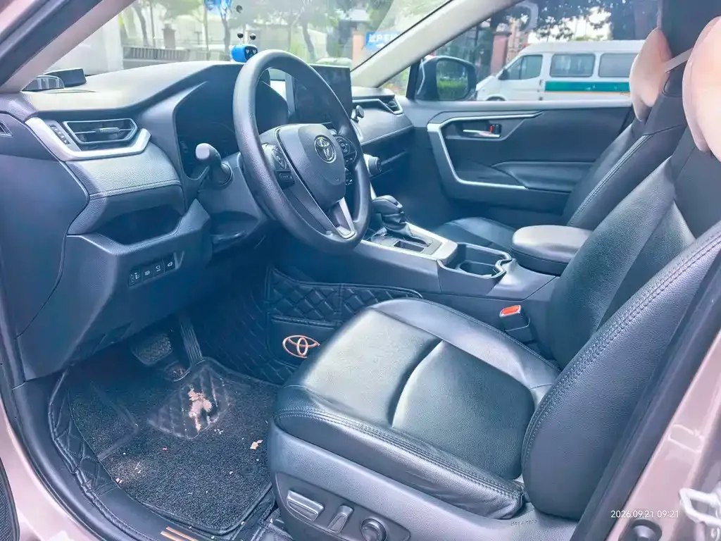 Toyota RAV4 — фото 2
