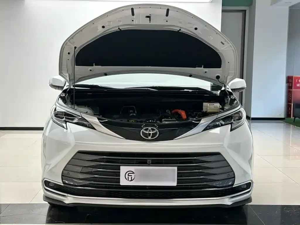 Toyota Sienna — фото 3