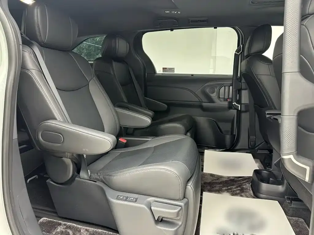 Toyota Sienna — фото 9