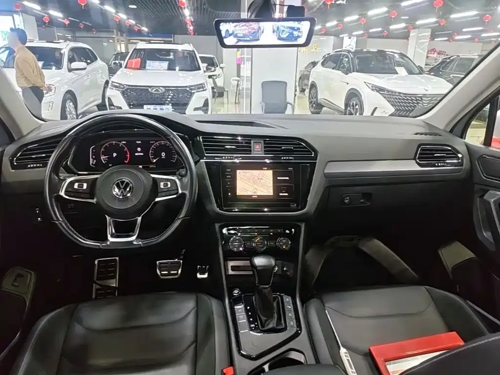 Volkswagen Tiguan L — фото 10