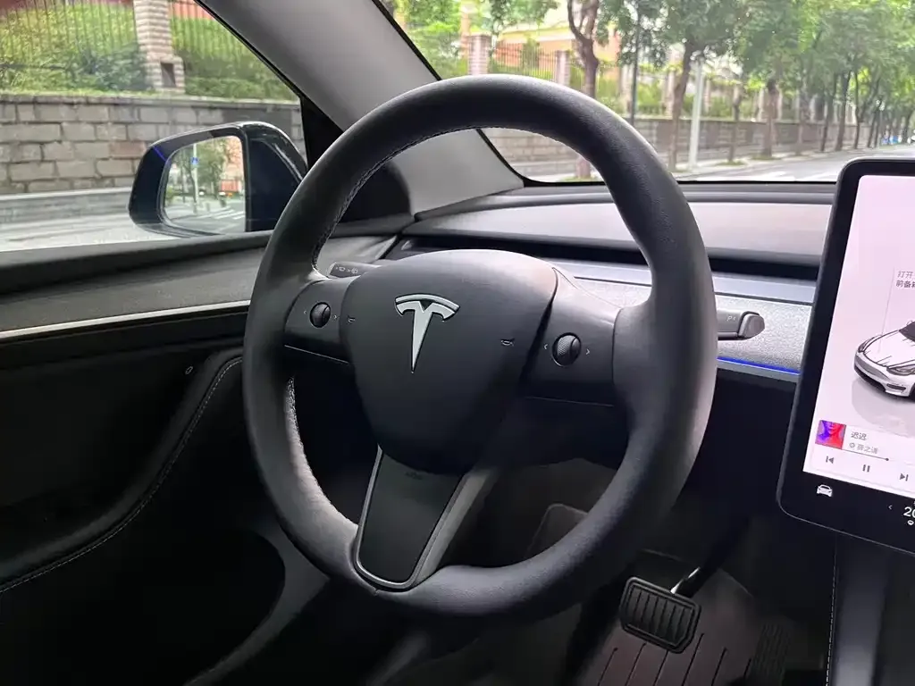 Tesla Model Y — фото 8