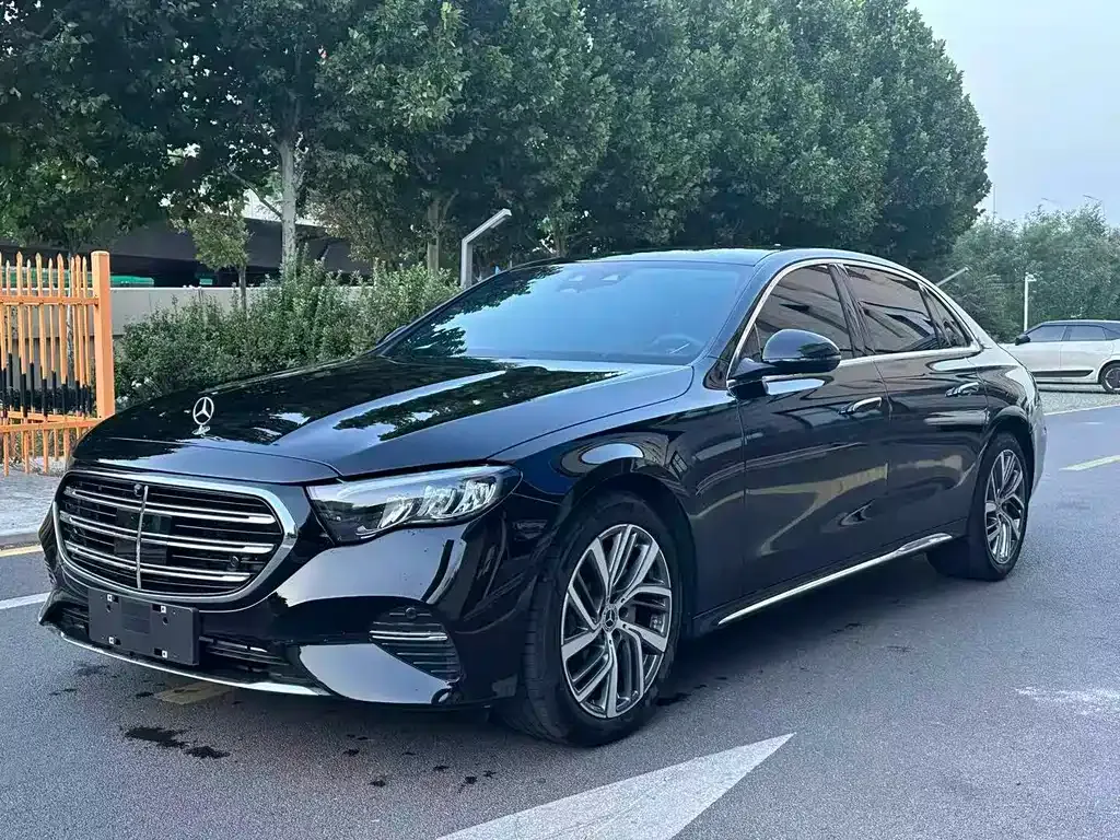 Mercedes-Benz E-Class — фото 1