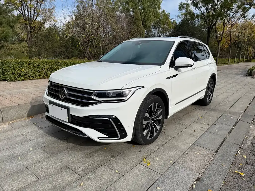 Volkswagen Tiguan L — фото 1
