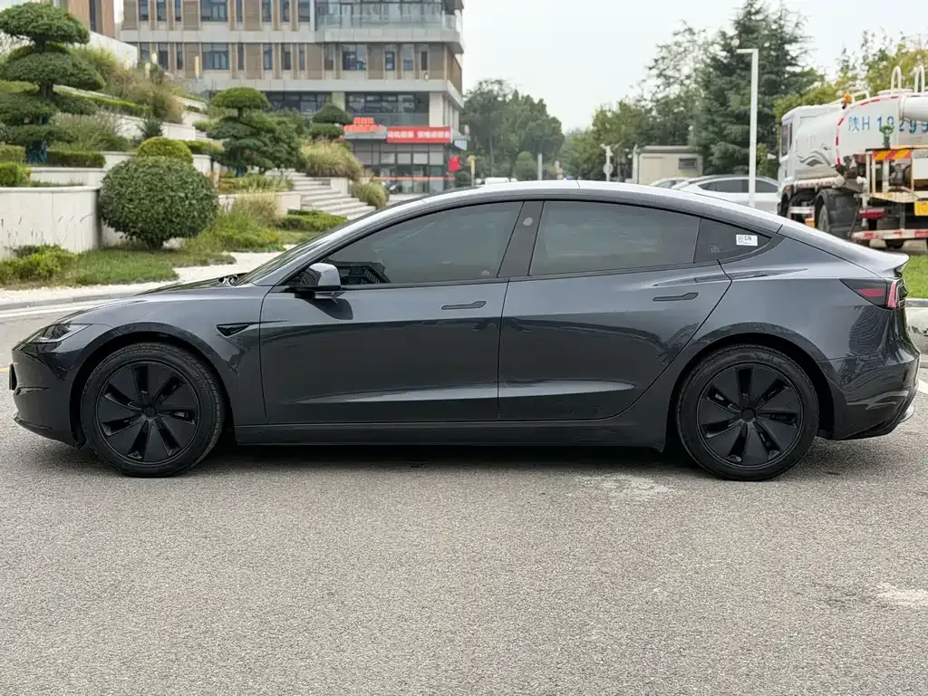 Tesla Model 3 — фото 4