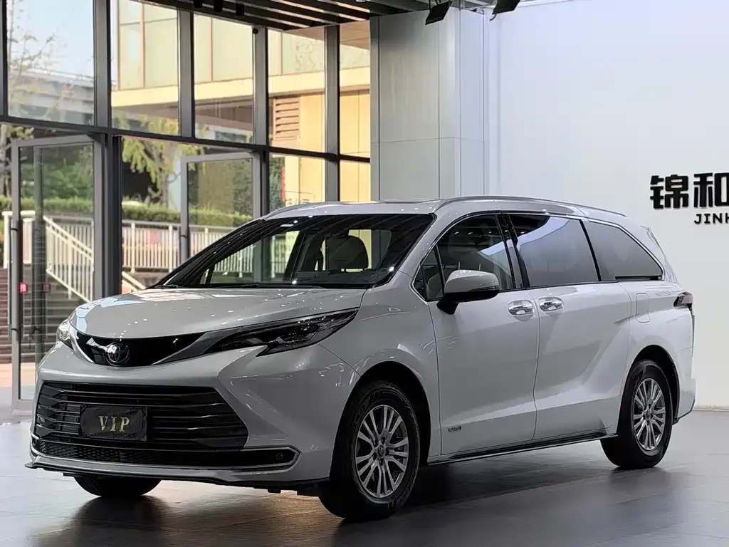 Toyota Sienna — фото 1
