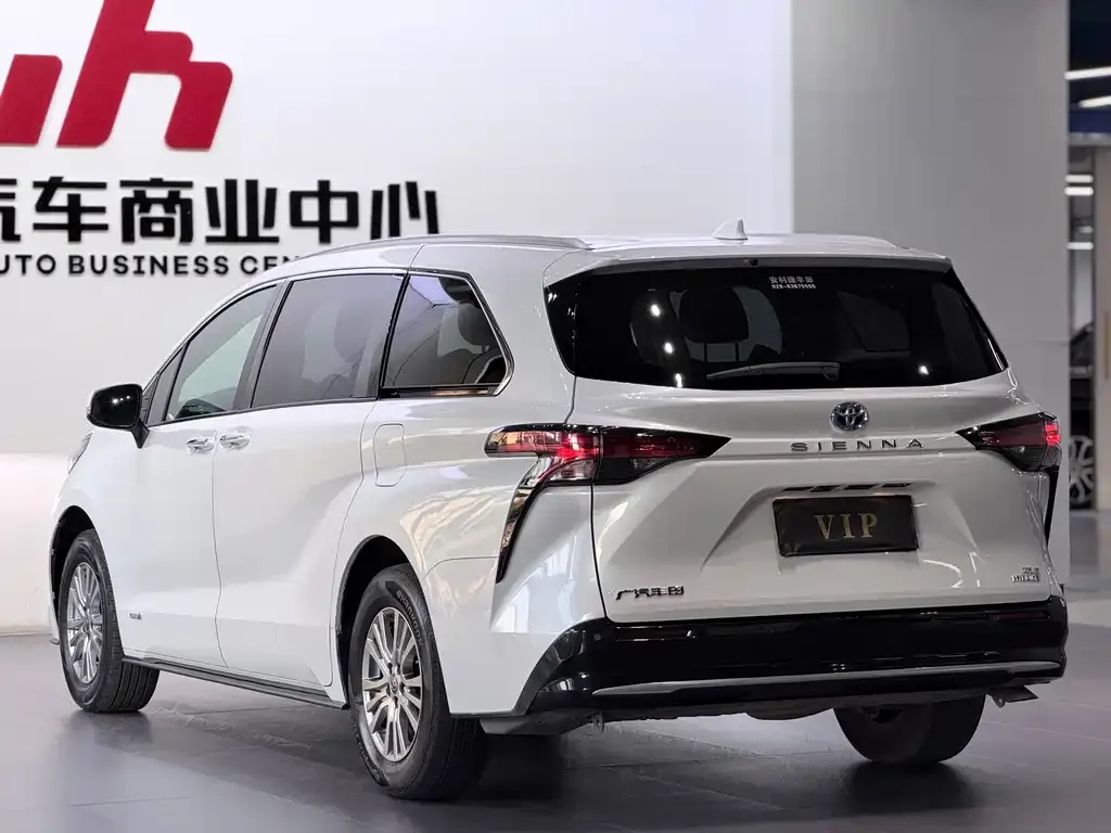 Toyota Sienna — фото 5